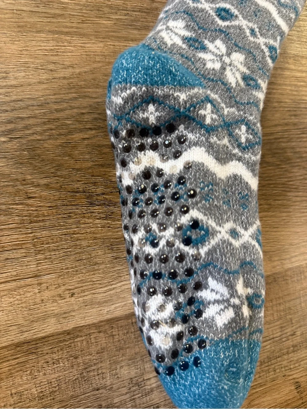 NWT Cuddl Duds Fuzzy Socks